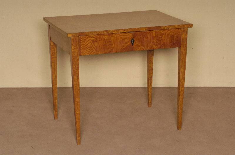 eleganter Biedermeiertisch, deutsch, um 1820/25, RÜster massiv, RÜsterfurnier, vielfach gespiegelt, lebendige Darstellung, teilrestauriert, ...