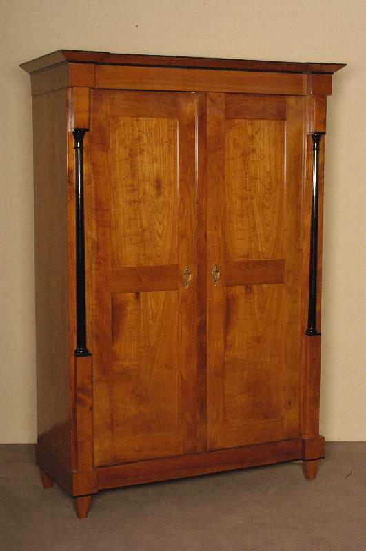 SpÄtbiedermeierschrank, nach dem Vorbild von Wien um 1830, Kirschbaum massiv, unter Verwendung Älterer Teile, Front auf Rahmen gearbeitet, ...