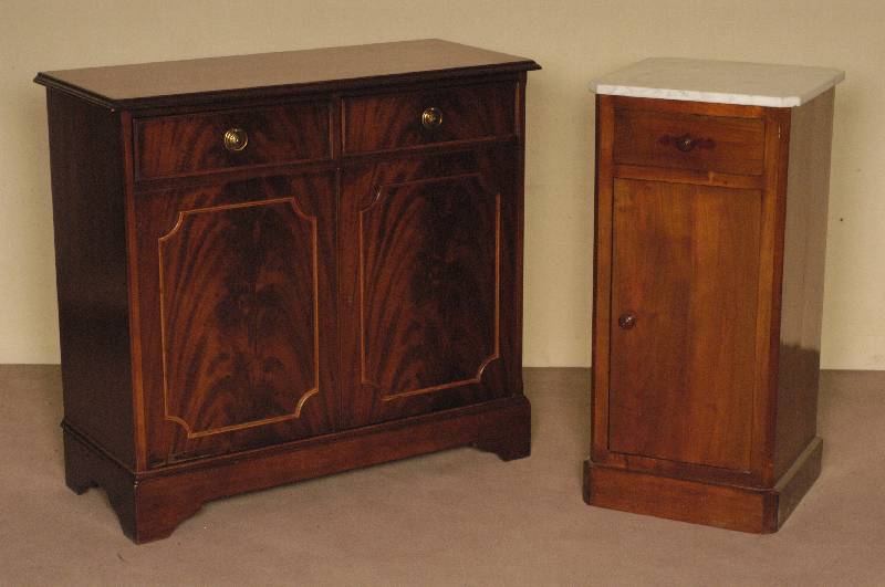Nachttisch, deutsch, um 1880/90, Korpus Weichholz, Ecken abgeflacht, Nußbaumfurnier, KnÖpfe neu, original Marmorplatte, FÜße fehlen, ca. ...