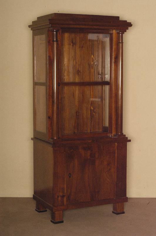 Vitrinenschrank, im Stil von Wien um 1800/10, Korpus Weichholz, Nußbaum massiv, Nußbaumfurnier, SÄulen auf Makasar gebeizt, nach ...