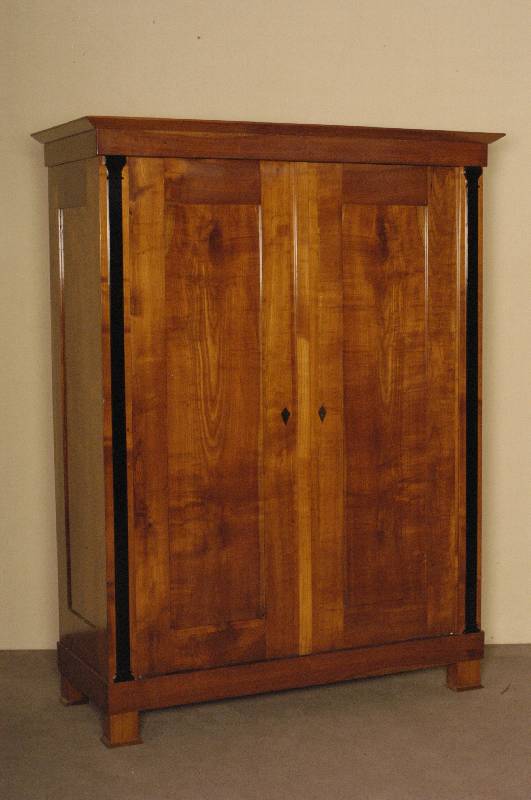 Biedermeierstilschrank, nach Österreichischem Vorbild von 1820/30, grÖßten Teils Kirschbaum massiv, aufgesetzte geschwungene Lisenen, allseitig ...