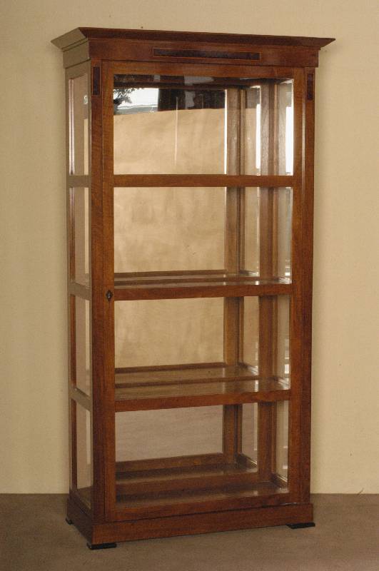 Biedermeierstilvitrine, nach dem Vorbild von Wien um 1810/20, allseitig verglast, RÜcken verspiegelt, Nußbaum massiv, Nußbaumfurnier, ...