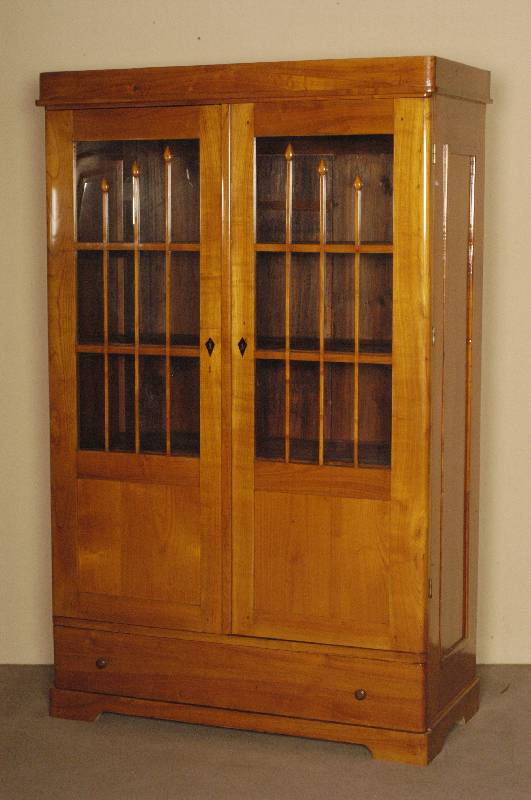 WÄsche- bzw. Vitrinenschrank, im Stil von 1820/30, Biedermeierstil, komplett auf Rahmen gearbeitet, Kirschbaum massiv, unter Verwendung Älterer ...