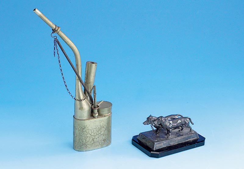 Briefbeschwerer, wohl WMF um 1900, Metall, in Form von 2 Dackeln, auf schwarzer Granitplatte montiert, ca. 12 x 8 cm