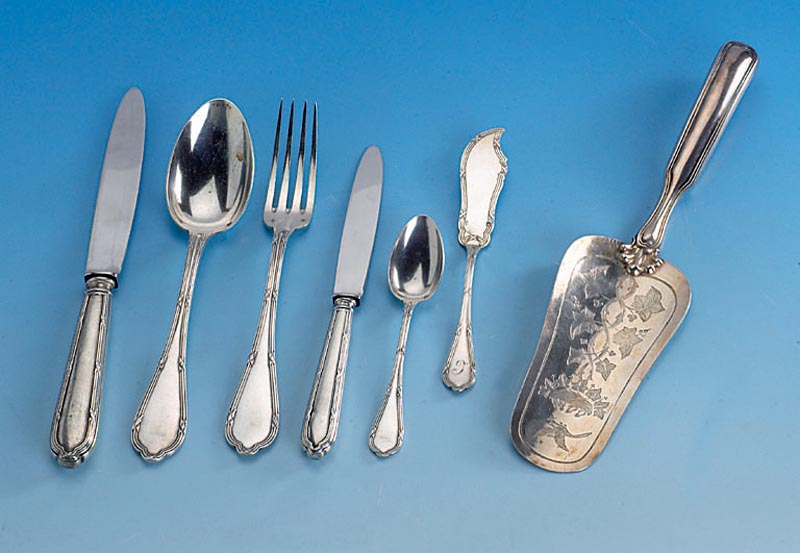 57-teiliges Besteck, Frankreich Paris um 1900, 950er Silber, best. aus: 6 Menuemesser (Klingen Stahl, Griffe gefÜllt), 12 Menue- gabeln, 12 ...
