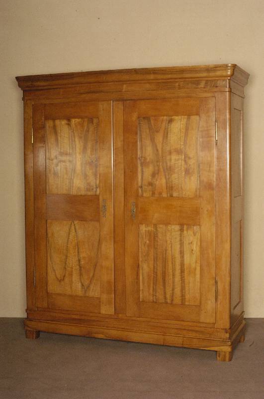 Biedermeierschrank, sÜddeutsch/Pfalz, um 1830/35, Front und Seiten auf Rahmen gearbeitet, Birne massiv, FÜllungen Wurzelnußfurnier gespiegelt, ...