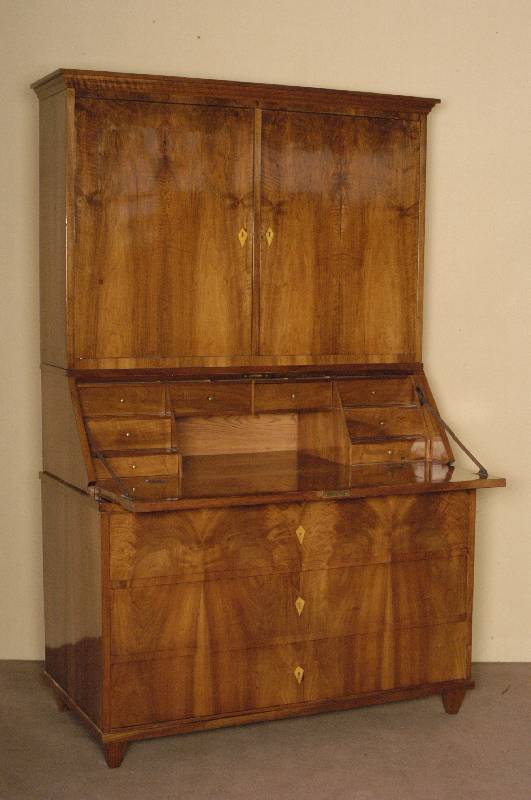 Aufsatzschrank mit SekretÄrteil, Pfalz/wohl ZweibrÜcken, um 1810/15, Korpus Weichholz, Wurzelnußfurnier, durchgehend doppelt bzw. 4-fach ...