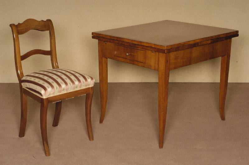 SpÄtbiedermeiertisch, deutsch, um 1840, Buche und dickes Nußbaumfurnier, Wurzelnußfurnier gespiegelt, schÖne Zeicnung, ausgeglichene Form, ...
