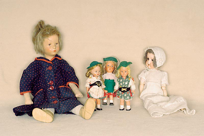 KÄthe-Kruse-Puppe, 50er Jahre, Kunststoffkopf, StoffkÖrper, Scheibengelenke an den Beinen, blonde PerÜcke, im Gesicht l. berieben, l. bespielt, ...