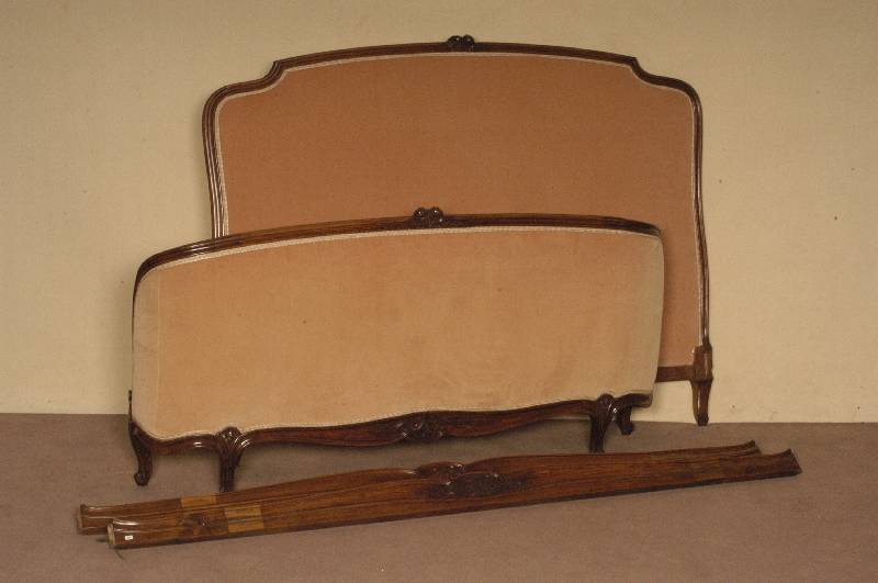Doppelbett, Frankreich, um 1900/10, Barockstil, Rahmen Buche massiv, gerieft, Rosenverzierung, stehender Mohairbezug, PlÜschcharakter, neu ...