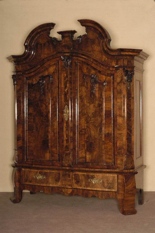 Giebelschrank, Schleswig-Holstein, um 1730/40 , Korpus Eiche und Weichholz, Wurzelnußfurnier gespiegelt, abgeschrÄgte Ecken, hochgezogene ...