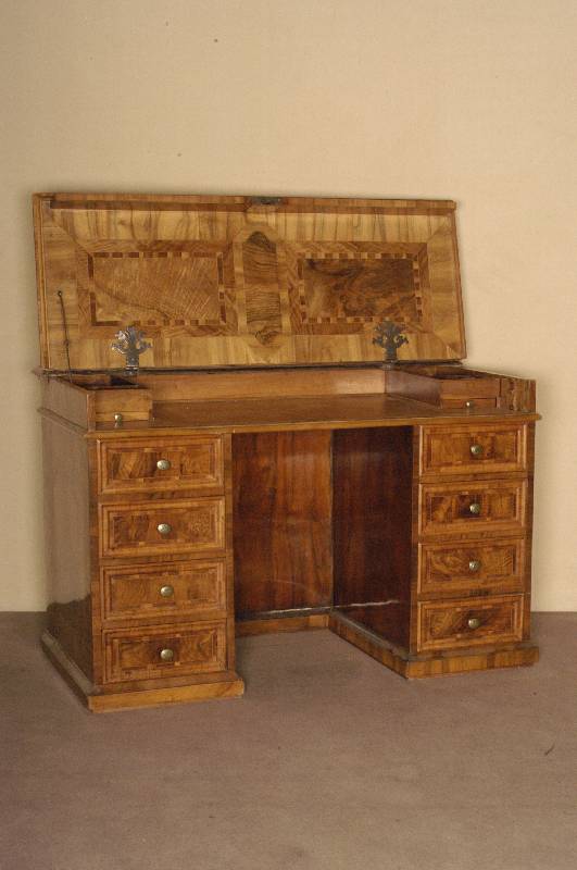 Schreibtisch, deutsch/wohl Kurpfalz, um 1750, Karl-Theodor-Zeit, Korpus Weichholz/Hartholz, Wurzelnußfurnier gespiegelt, Faden- bzw. ...
