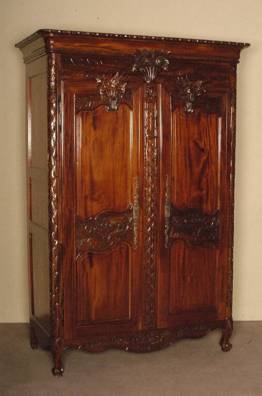 Prunkschrank, Elsaß/Lothringen bzw. Burgund, um 1770/80, Kirschbaum massiv, auf Rahmen gearbeitet, Schnitzereien aus dem Vollholz, Blumen, ...