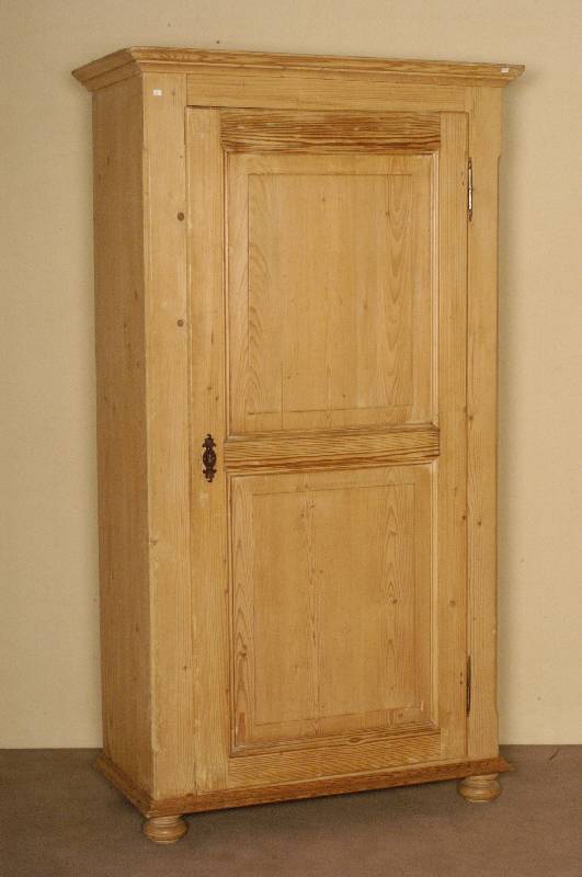 WÄscheschrank, deutsch, um 1900, Weichholz massiv, eintÜriger Korpus Über hohem Sockelgeschoß, auf gedrÜckten RundfÜßen, gestufte ...