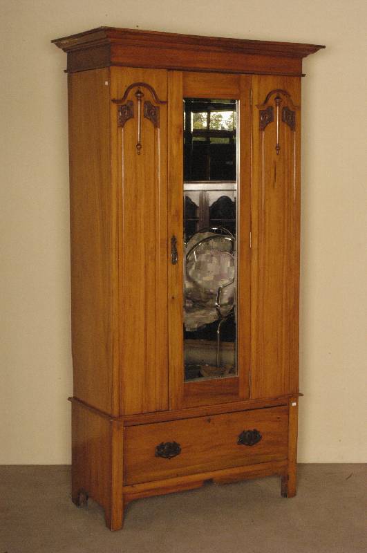 Schrank, England, um 1910, Jugendstil, Korpus Weichholz/Hartholz, Kirschbaum massiv, Kirschbaumfurnier, eine große MitteltÜr mit facettiertem ...