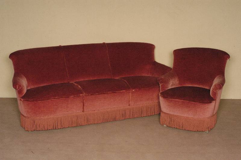 Sitzensemble, deutsch, 50er/60er Jahre, bestehend aus Sofa und 2 Cocktailsessel, Gestell Buche massiv, altrosa Mohairbezug, umlaufendes ...