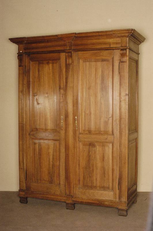 Schrank, Frankreich/Lothringen, um 1830, Nußbaum massiv, zweitÜriger Korpus, TÜrinlets und Seiten mit kassettierten FÜllungen, ...