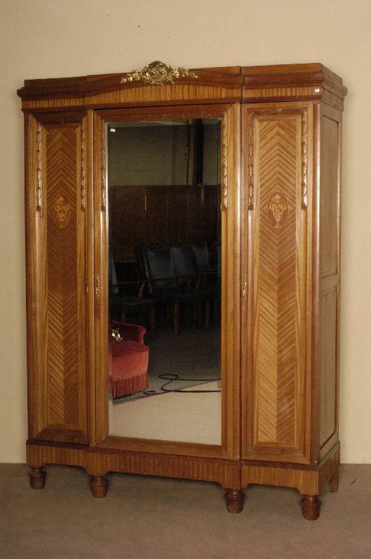 Schrank, Frankreich, um 1870, Nußbaum massiv , Nußbaumfurnier, dreitÜriges MÖbel, große MitteltÜr mit facettiertem Spiegelglas, zwei kleine ...
