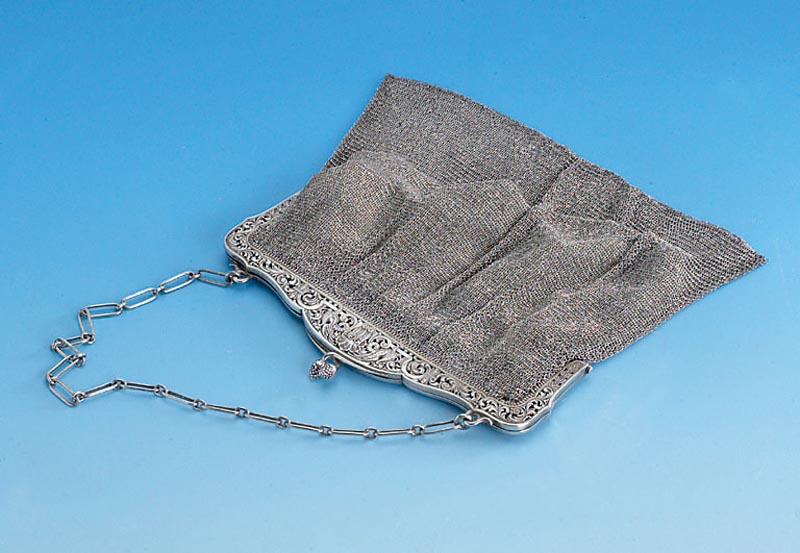 Abendtasche aus Silbergeflecht, deutsch um 1880, 800er Silber, BÜgel mit Durchbruch- arbeiten, Drachen und Rocaillen, Maße ca. 18 x 18 cm, ...