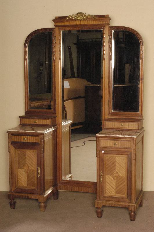 Frisierkommode, Frankreich, um 1870, Nußbaum massiv, Nußbaumfurnier, MÖbel besteht aus einem großen facettierten Spiegelglas, zwei klappbaren ...