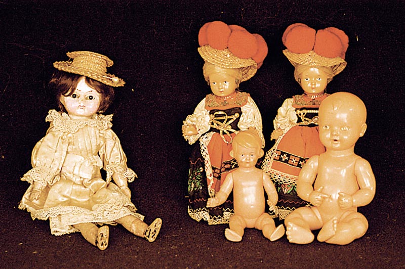 Sogenannte Docke-Puppe, deutsch, um 1840/50, Gliederpuppe, komplett aus Holz, Steifgelenke, Arme und Beine im oberen Abschnitt halbkugelig , einges. ...