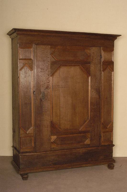 Brotschrank, deutsch, um 1780, Eiche massiv, auf Kufen, diese wohl spÄter, Lisenen mit Leistenverzierung, 1-tÜrig, FÜllungen verkrÖpft, ...