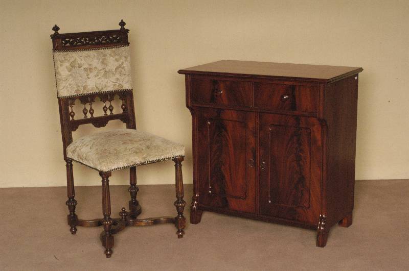 Halbschrank, deutsch, um 1870, Korpus Weichholz, Mahagonifurnier gespiegelt, Louis Philippe, schÖne alte Politur, obere Platte neu lackiert, ...