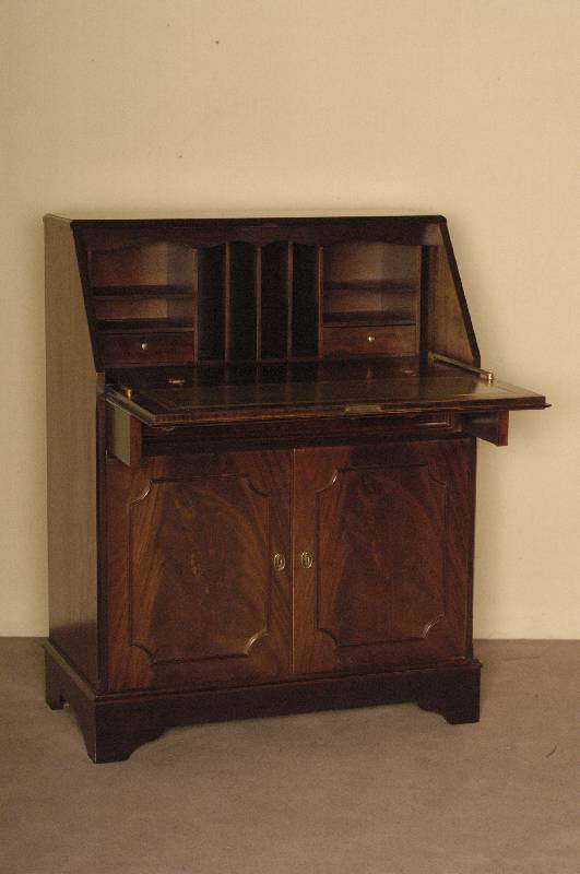 SekretÄr, im englischen Stil, Korpus Weichholz, z.T. Tischlerplatte, Pyramidenmahagonifurnier gespiegelt, auf BracketfÜßen, 3 Schubladen, ...