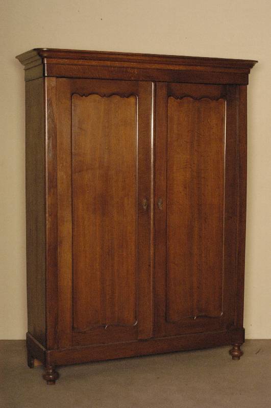 Schrank, deutsch, um 1860, Louis-Philippe, Eiche massiv, auf KugelfÜßen, TÜren mit BrezelfÜllungen, leicht geschwungene Kopfleiste, 2-fach ...