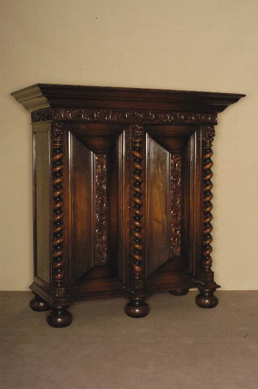 Kissenschrank, Holland, um 1890, Korpus Teakholz massiv, auf großen KugelfÜßen, 2 Schubladen, Lisenen mit vorgesetzten gedrechselten ...