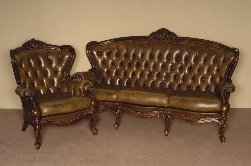 Sitzgarnitur, deutsch, um 1960, bestehend aus Sofa und 2 Sessel, Louis-Philippe-Stil, Korpus Nußbaum massiv, gebogene Beine und RÜckenlehne mit ...