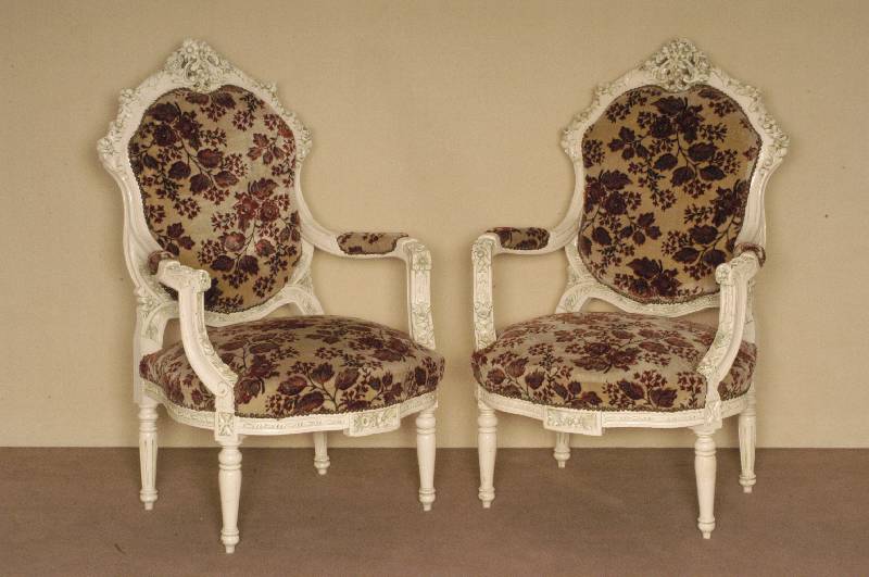 Armlehnsessel, deutsch, um 1920, Louis-XVI-Stil, weiß lackiert, gedrechselte Beine, kanneliert, gebogene Arm- und RÜckenlehne, RÜckenlehne mit ...