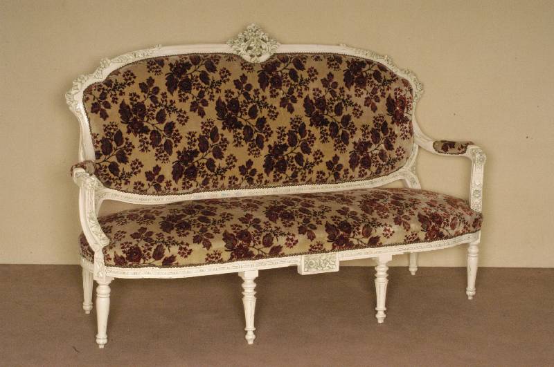 Sofa, deutsch, um 1920, Louis-XVI-Stil, weiß lackiert, gedrechselte Beine, kanneliert, gebogene Arm- und RÜckenlehne, RÜckenlehne mit ...