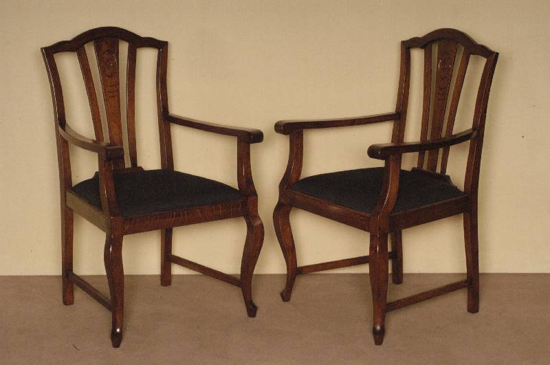 2 ArmlehnstÜhle, deutsch, um 1910, Eiche massiv, Barockstil, gebogene Beine, RÜckenlehne leicht geschwungen und vertikal verstrebt, neu ...