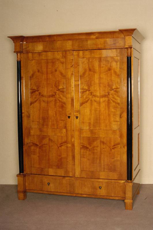 Schrank, deutsch, im Stil von 1820, Korpus Weichholz, Kirschbaumfurnier, eckige FÜße, unten 2 Schubladen, 2 TÜren, links und rechts ...