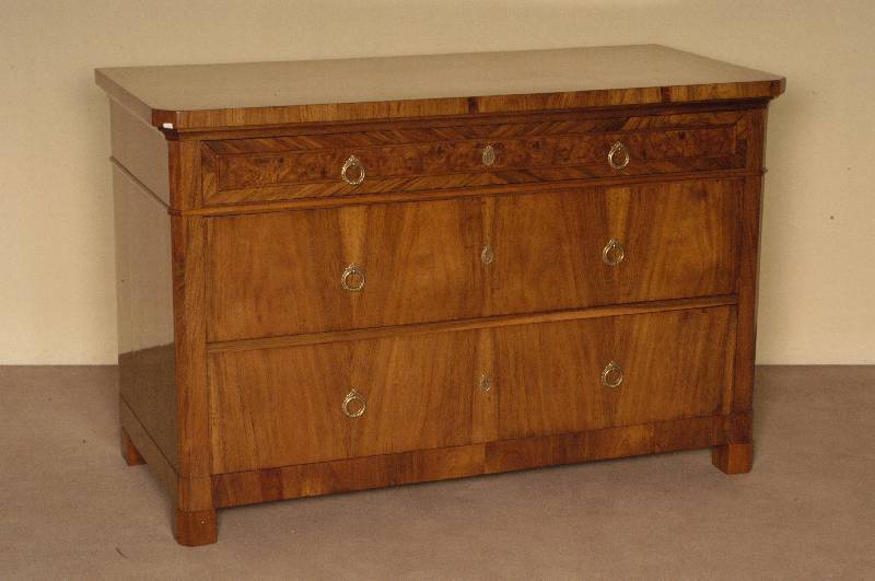Kommode, deutsch/wohl Pfalz, um 1820, Korpus Weichholz, Nußbaumfurnier, z.T. mit SÄgefurnier, 3-schÜbig, Platte mit ausgesuchtem ...