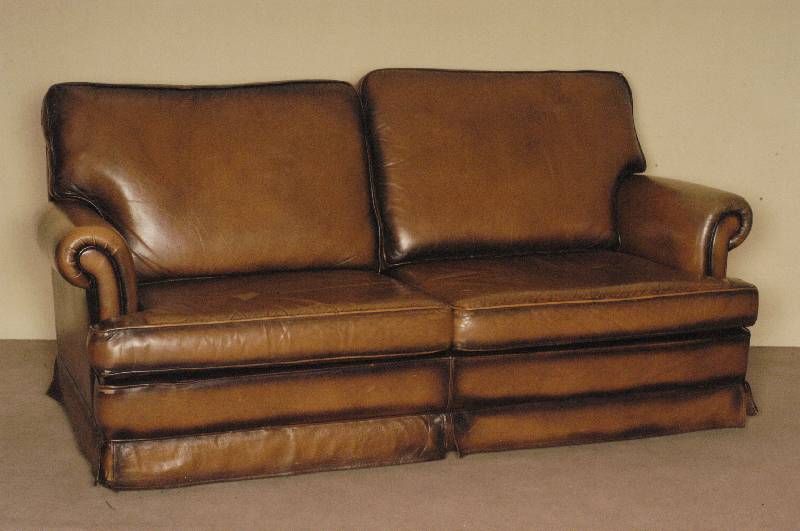Ledersofa, deutsch, strenge AusfÜhrung, Gestell Buche massiv, brauner Lederbezug, lose Kissen, Gebrauchsspuren, ca. 90x180x97 cm, Sh. 42 cm, St. 52 ...
