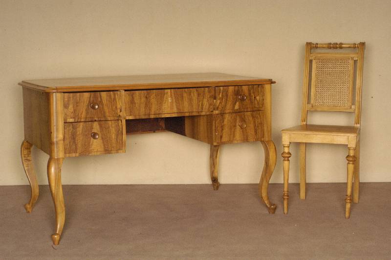 4 StÜhle, deutsch, GrÜnderzeitstil, Weichholz massiv, gedrechselte Beine kanneliert, SitzflÄche aus Holz, RÜckenlehne mit Rohrgeflecht, ...