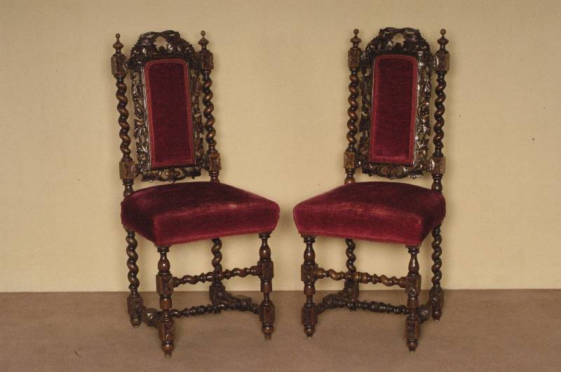 4 StÜhle, Frankreich, um 1880, Eiche massiv, aufwendige plastische Schnitzereien und KorkenziehersÄulen, RÜcken und Sitz gepolstert, ...