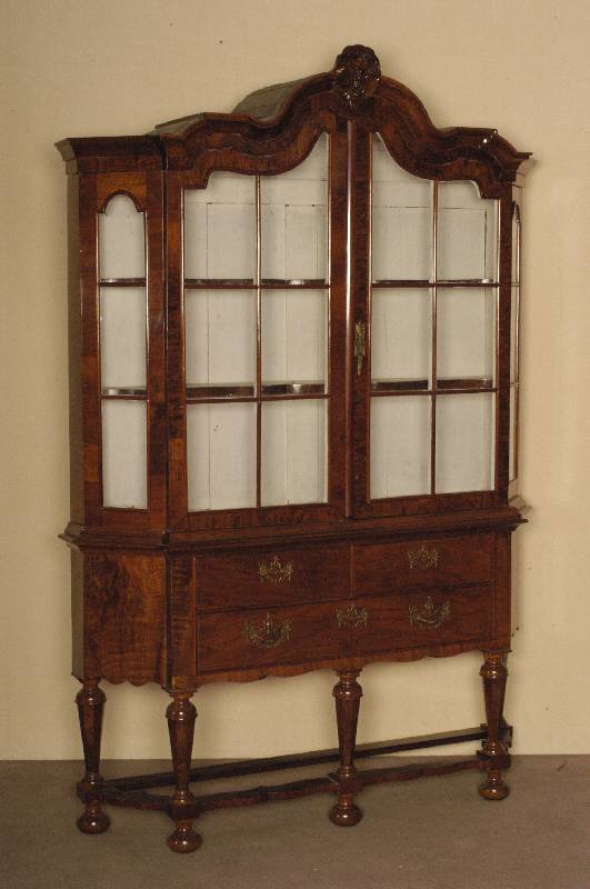 Prahlhans, Holland, um 1760, Korpus Eiche, Wurzelnußfurnier, eckige Beine auf KugelfÜßen, diese wohl spÄter, unten mehrere Schubladen, ...