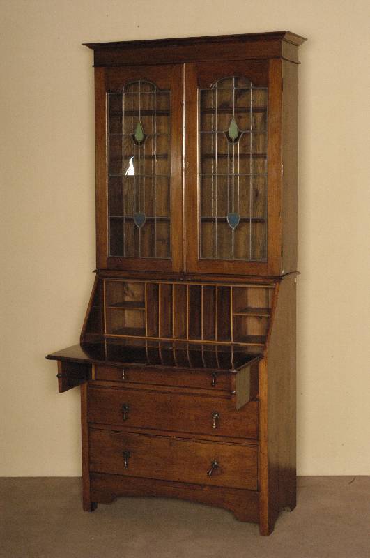 AufsatzsekretÄr, England, um 1900, Jugendstil, Korpus Weichholz, Nußbaum massiv, Front mit 3 Schubladen und SchrÄgklappe, Oberteil mit 2 ...