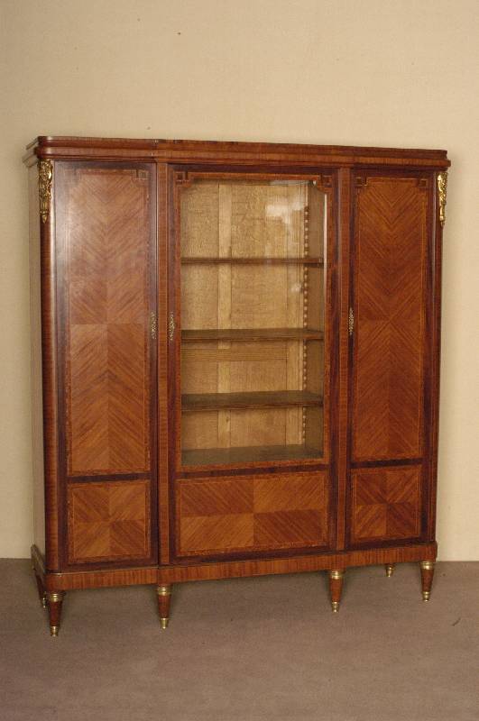BÜcherschrank, Frankreich, um 1900, Korpus Weichholz, Mahagonifurnier, mit Bandelwerk und Fadenintarsien, auf 6 konischen FÜßen stehend, mit ...
