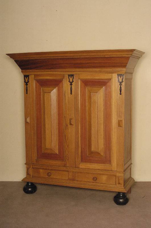 Kissenschrank, Niederlande, um 1960, Korpus Weichholz und Eiche, Nußbaumfurnier, teilweise auf Eiche gearbeitet, Kissen vollplastisch mit ...