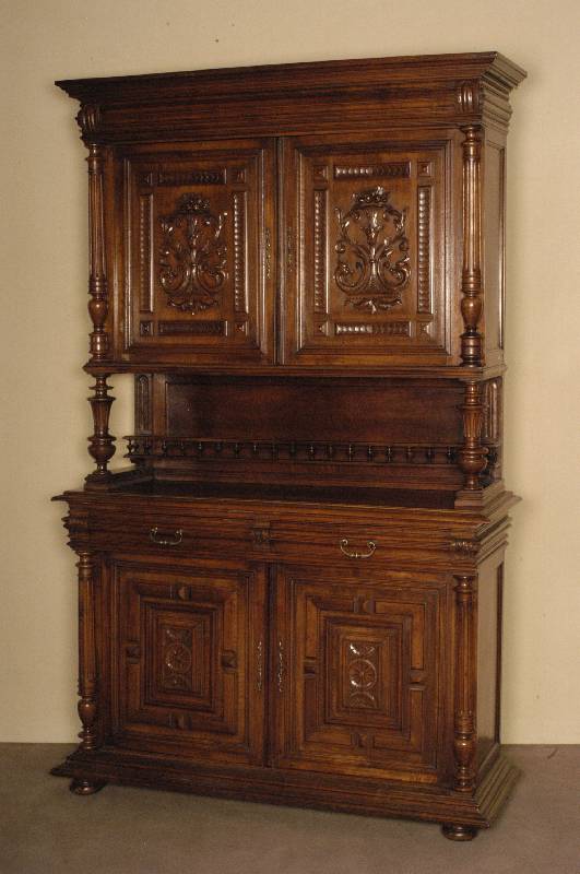 Aufsatzbuffet, Frankreich, um 1870, Korpus Weichholz/Hartholz, Nußbaum massiv, aufgesetzte Schnitzereien aus dem Vollholz, freistehende ...