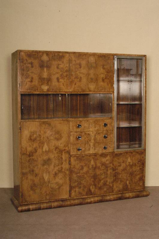 ArtDeco-Schrank, Holland, um 1930, wohl Amsterdamer Schule, Korpus Weichholz, Nußbaumfurnier, z.T. gespiegelt, ausgesuchtes Wurzelfurnier, ...