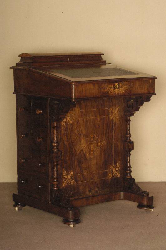 Davenport, England, um 1880, viktorianisch, Nußbaum massiv, Nußbaumfurnier, mit aufwendigen floralen Intarsien sowie Fadenintarsien, auf der ...