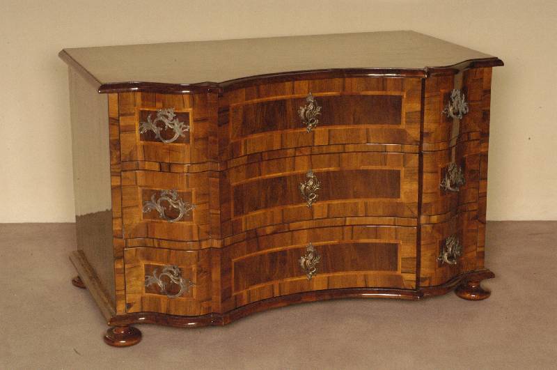Doppelt geschweifte Kommode, Barockstil, Front horizontal aufgebaut, dickes Nußbaum- bwz. Pflaumenfurnier, Bandintarsien, z.T. rhomboid ...