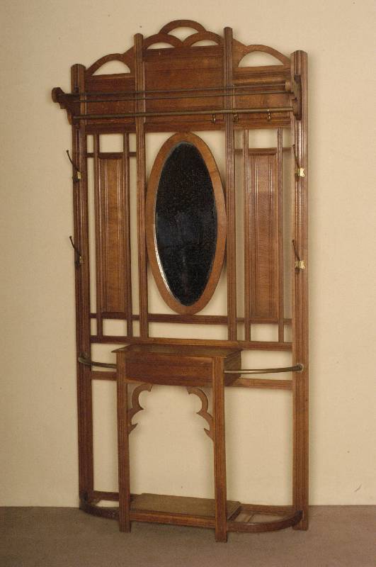 Gaderobe, deutsch, um 1900, Eiche massiv, Quer- und LÄngsverstrebungen, gerilltes Profil , ovales facettiertes Spiegelglas, Altersspuren, Staufach ...