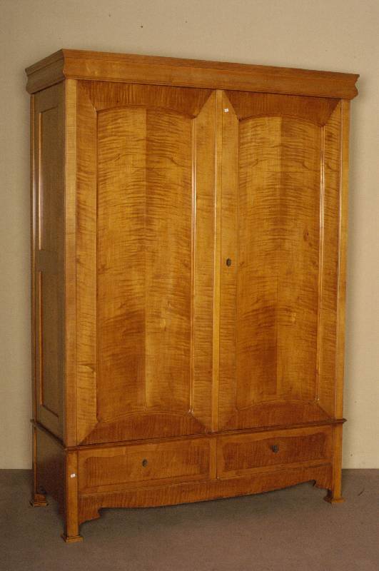 Kleider- bzw. WÄscheschrank, deutsch, um 1910 , Jugendstil, Korpus Weichholz, Kirschbaumfurnier, zweitÜriges MÖbel mit gerahmten Inlets, leicht ...