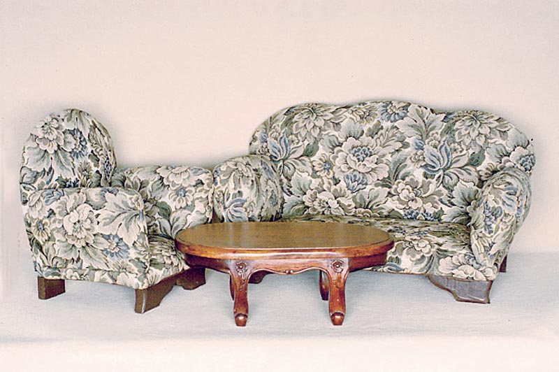 Puppen-Sitzgruppe, nach altem Vorbild, bestehend aus: Sofa, 2 Sesseln und einem Tisch , sammelw., H. Sessel u. Sofa ca. 35 cm, H. Tisch ca. 15 cm
